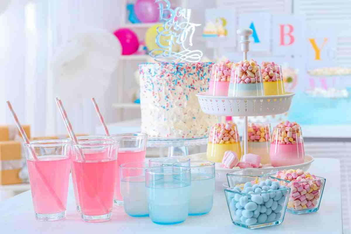 Buffet Baby Shower con confetti e bevande colorate