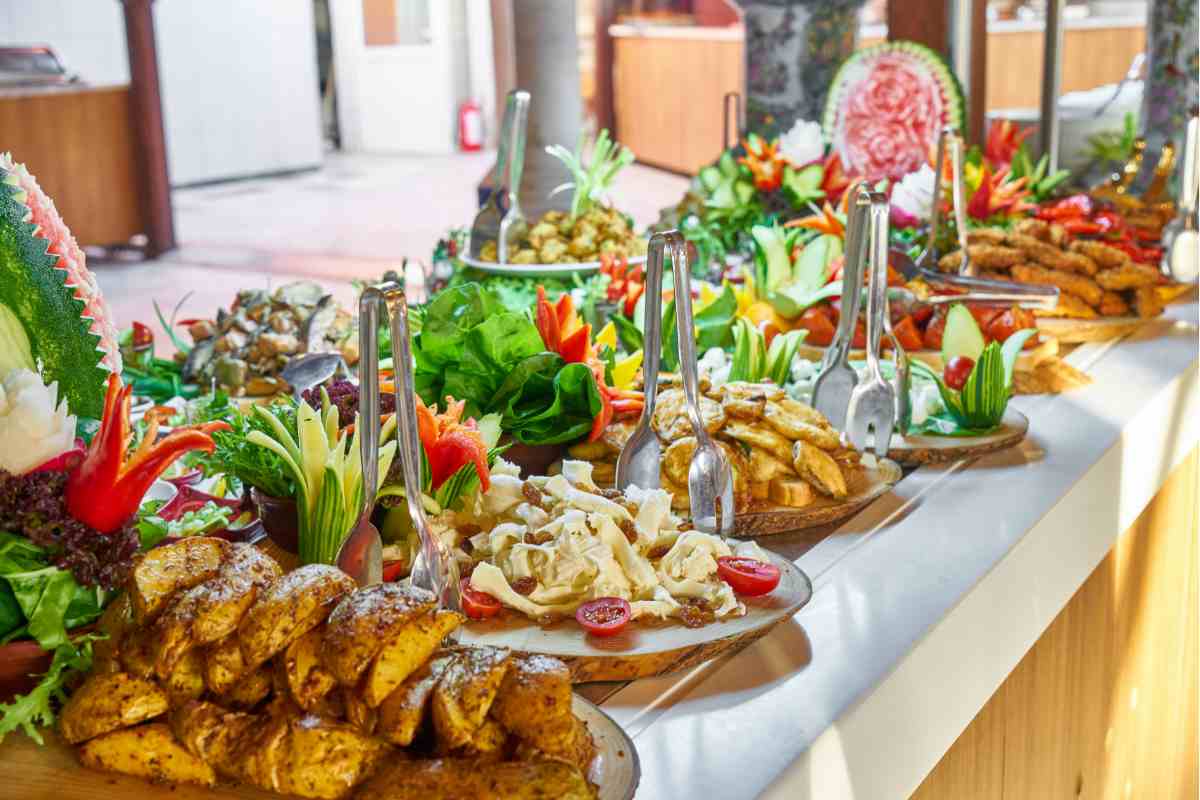 idea per abbellire il tavolo per il buffet con i cibi