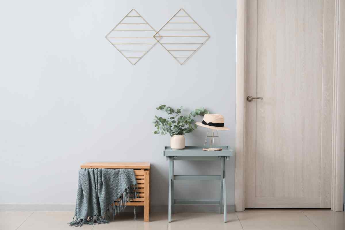 ingresso con pareti color azzurro chiaro