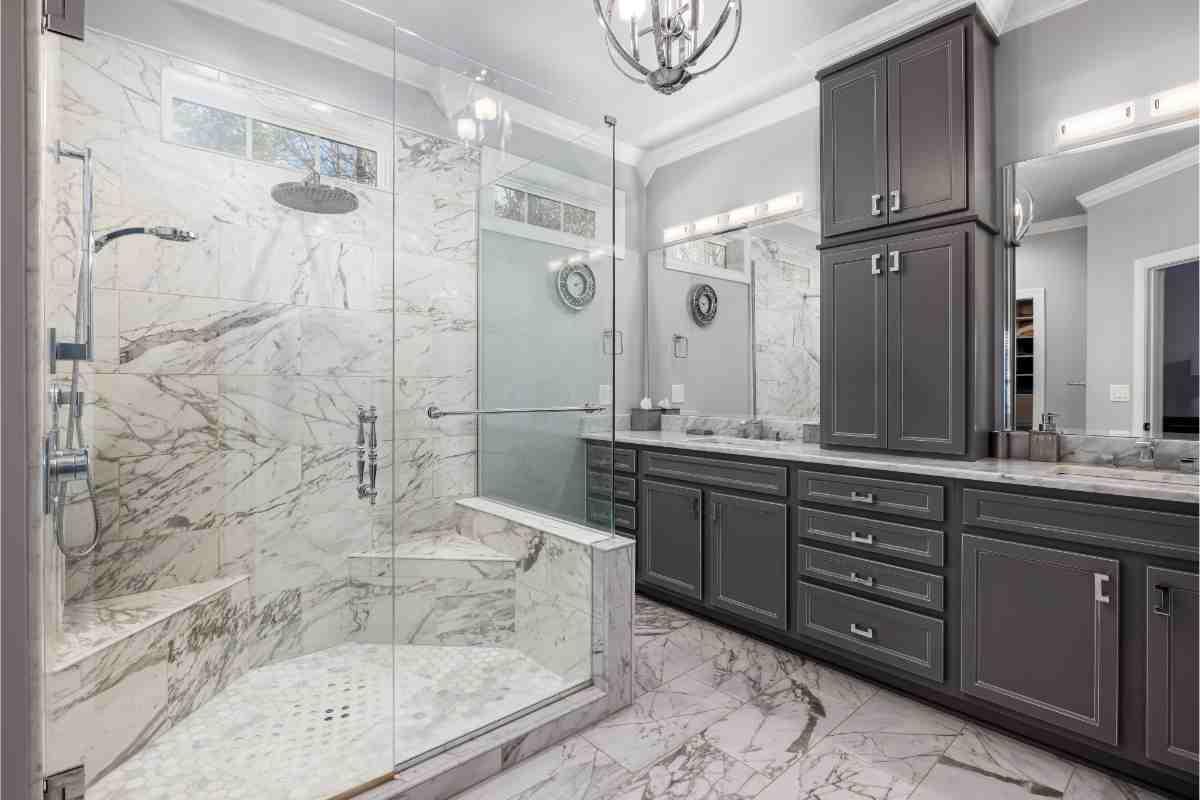 bagno con box doccia ampio dotato di sedute in marmo
