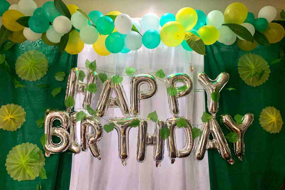 Scritta happy birthday con palloncini e Decorazioni buffet 18 anni
