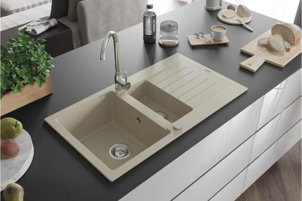 Lavelli in cucina in pietra su un isola