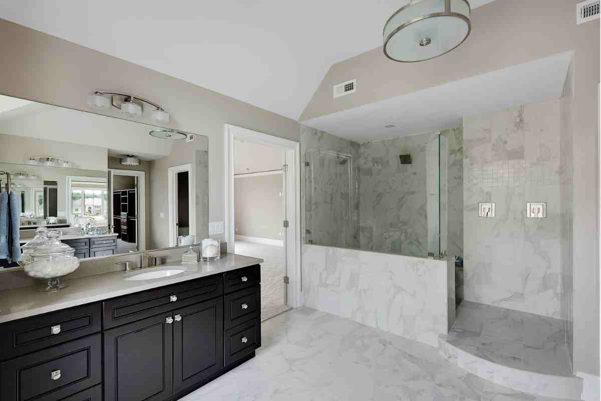 bagno classico con rivestimenti in marmo