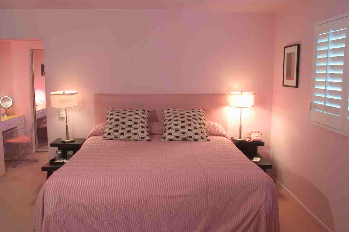 camera da letto rosa con abat jour
