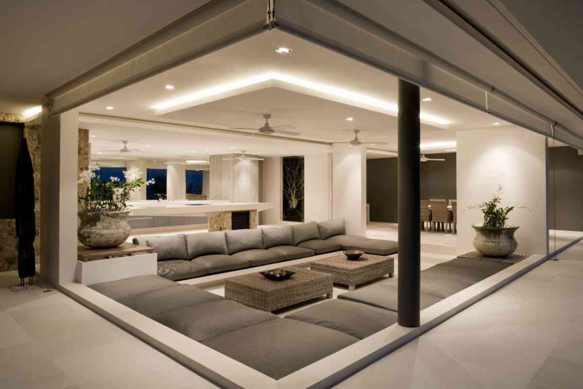 salotto di una villa illuminato con faretti