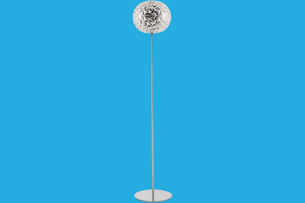 Lampada Planet Kartell da terra con stelo lungo e elemento rotondo in cima