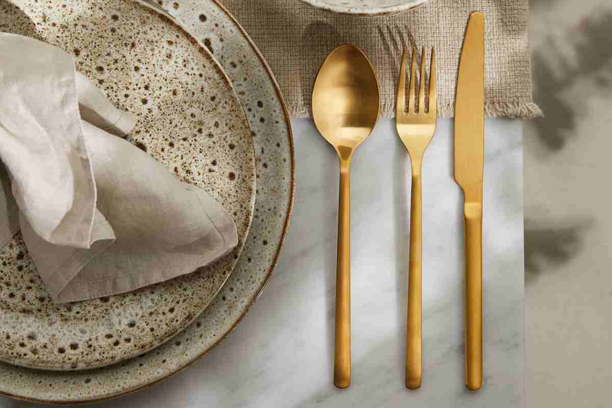 una tavola apparecchiata con alcuni dei migliori prodotti H&M Home