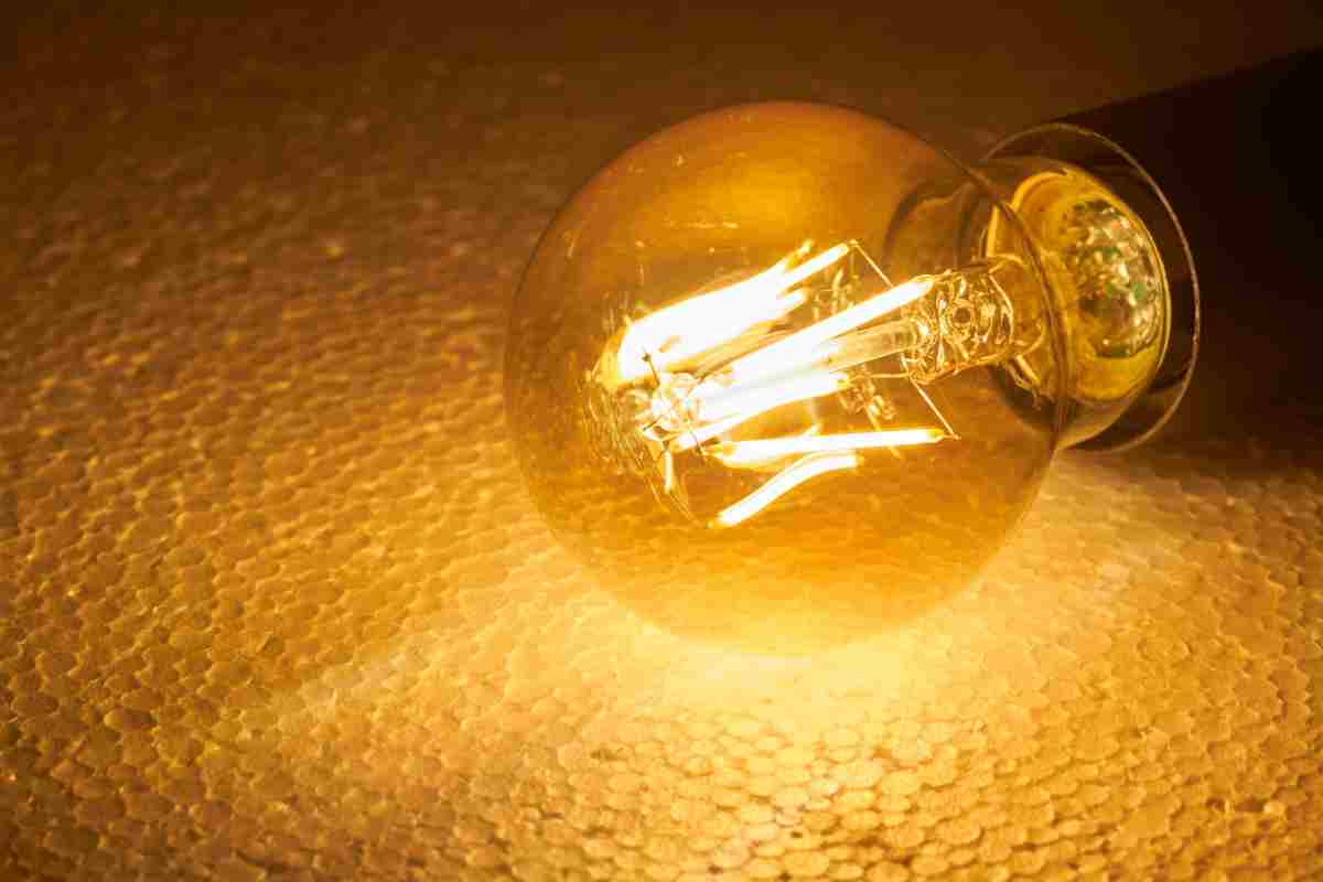 una lampadina led accesa