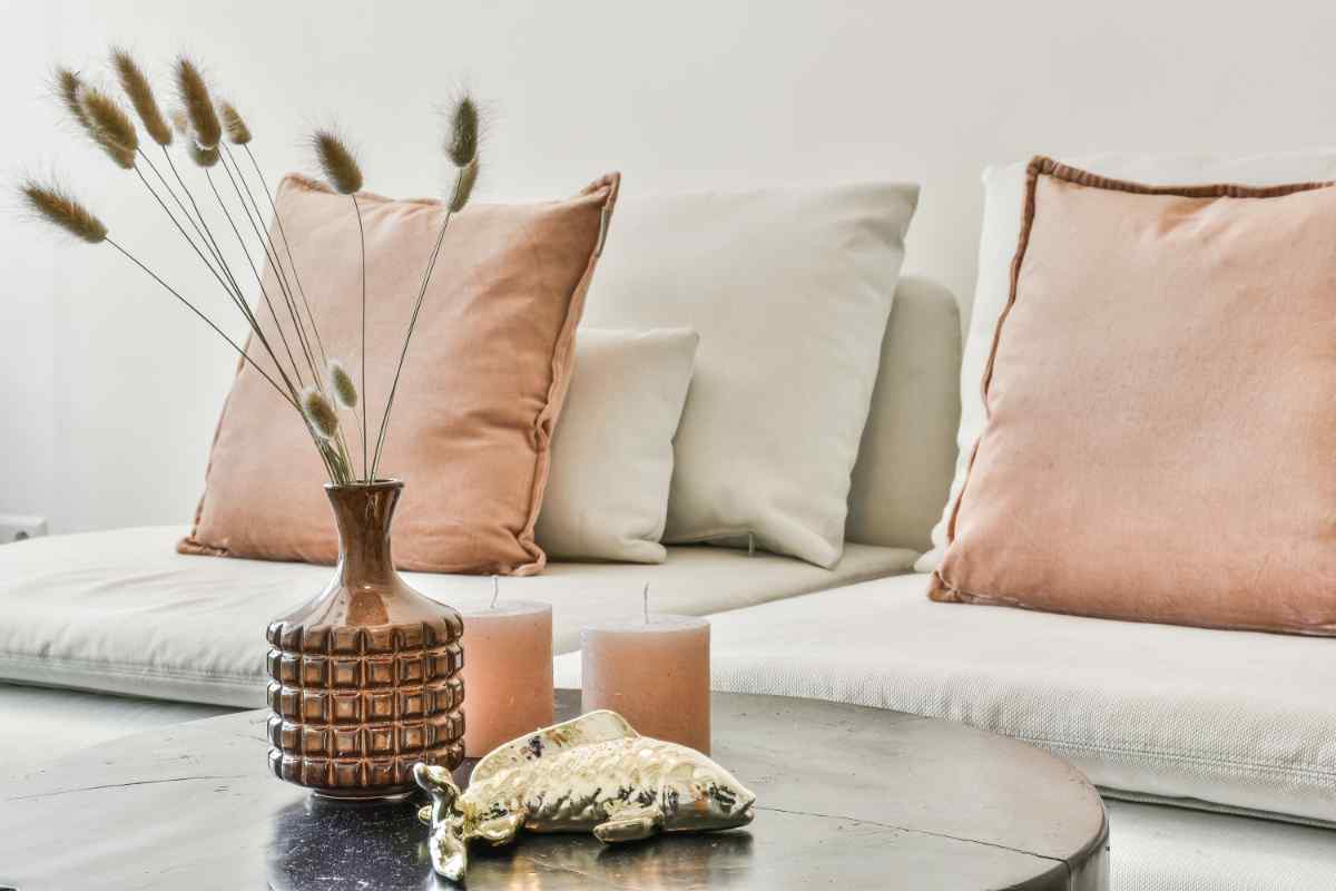 soggiorno con divano e cuscini ordinati secondo le regole della casa
