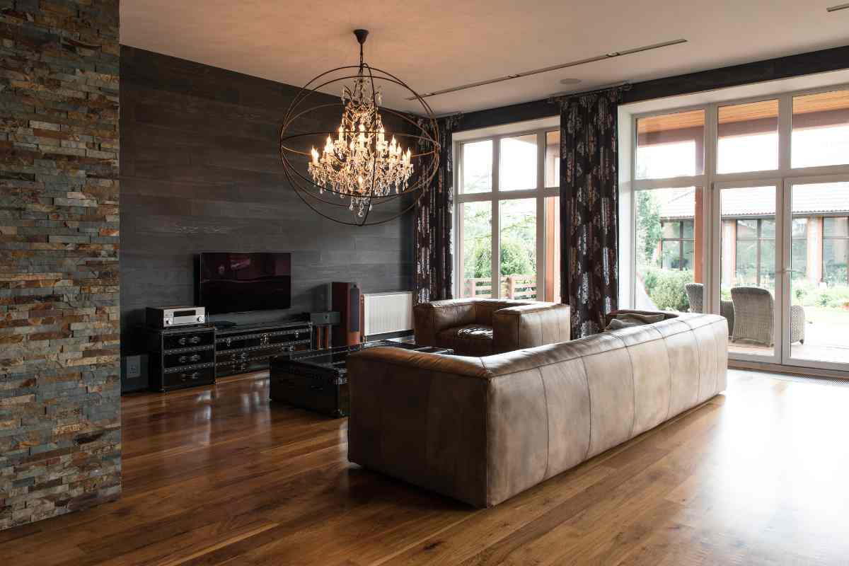 soggiorno con parquet pulito lucido e divano in pelle