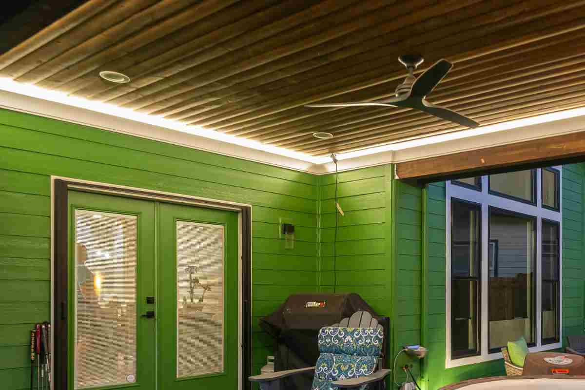 Strisce led lungo i bordi del soffitto per illuminare il terrazzo coperto