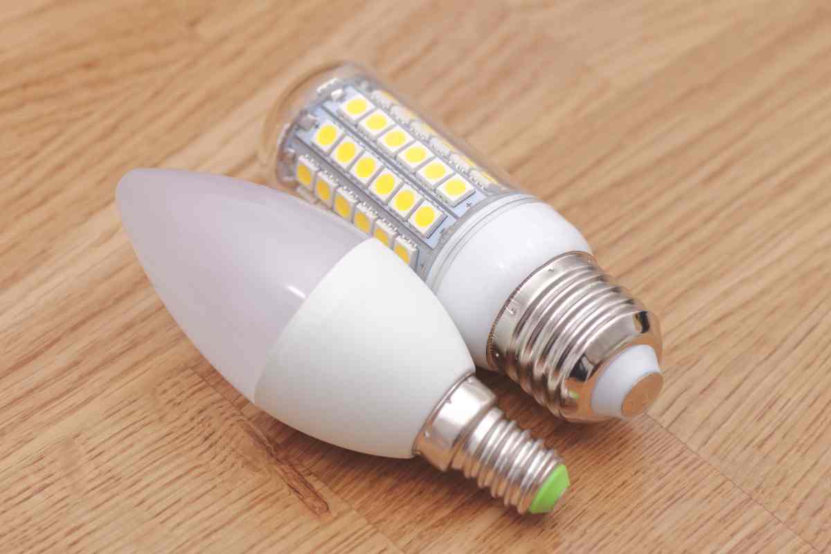 Tipi di Lampade LED su un tavolo