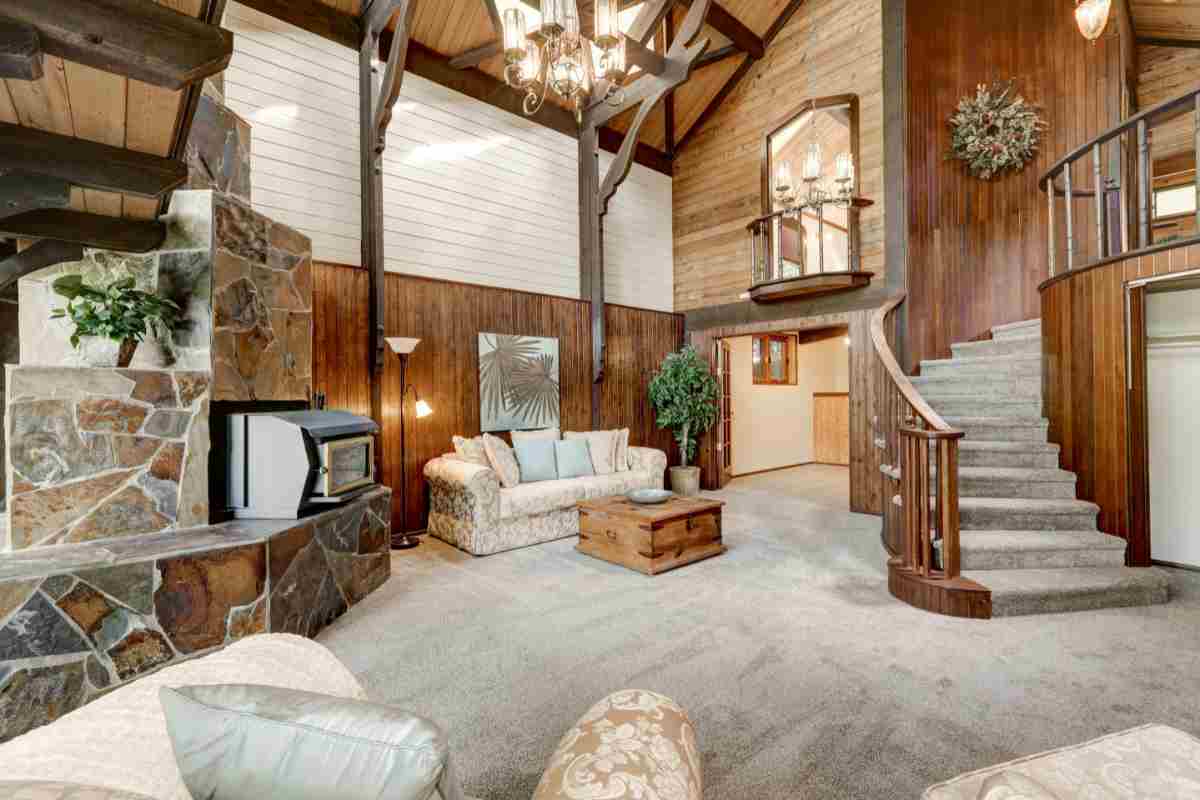 ampio soggiorno con scala arredato in stile cottage moderno