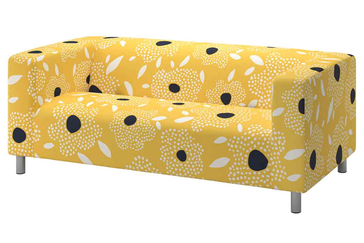 Divano Klippan Ikea floreale su sfondo giallo