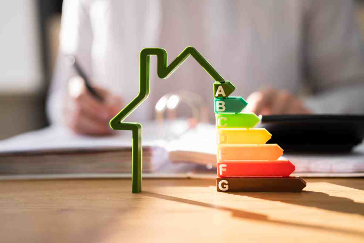 modellino di casa con codici di prestazione energetica
