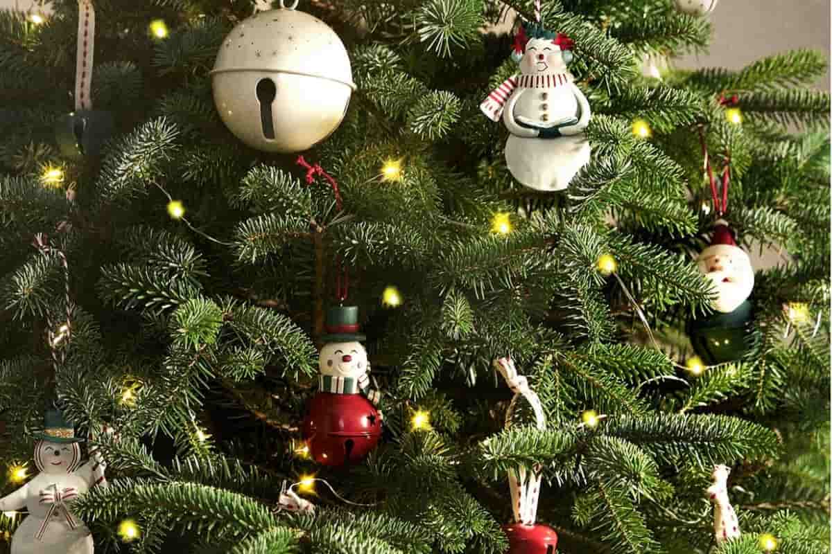 zoom su albero di natale con palline decorative