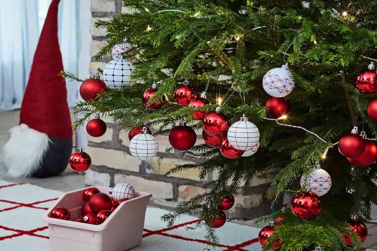 albero di natale di colore verde con palline decorative bianche e rosse