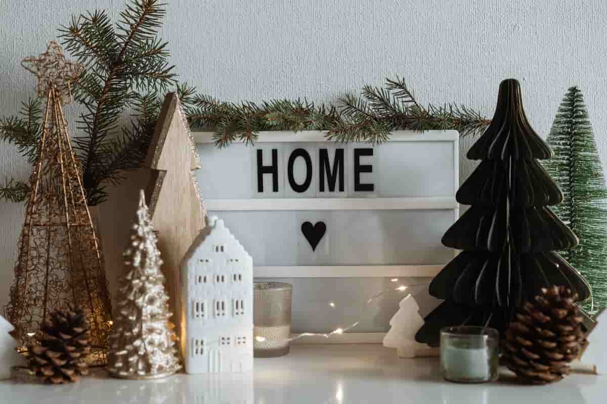 mini alberelli di natale di materiali diversi come: legno, carta, e PVC con scritta HOME sullo sfondo