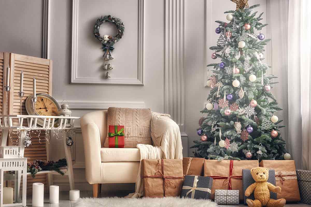 salotto con decorazioni natalizie