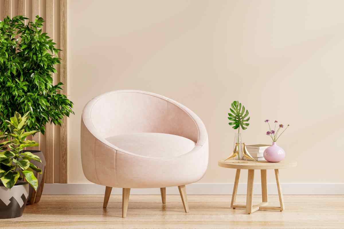 poltrona di design in legno e tessuto ecofriendly esempio di arredamento minimalista