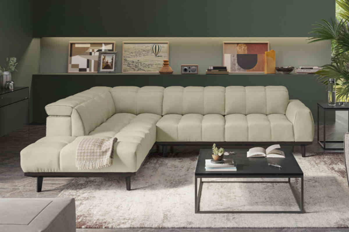 soggiorno arredato con il divano Autentico, presente nel nuovo catalogo divani divani by natuzzi