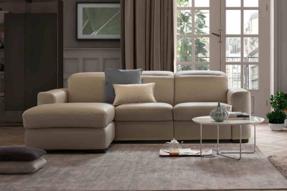 Salotto urban arredato con il divano Hashtag del nuovo catalogo divani & divani by Natuzzi