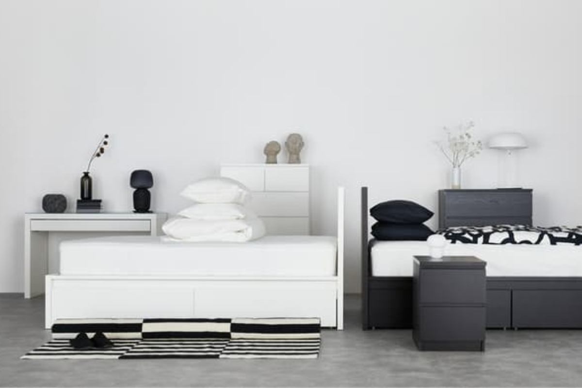 due letti Ikea con dettagli hackers per trasformare gli arredi