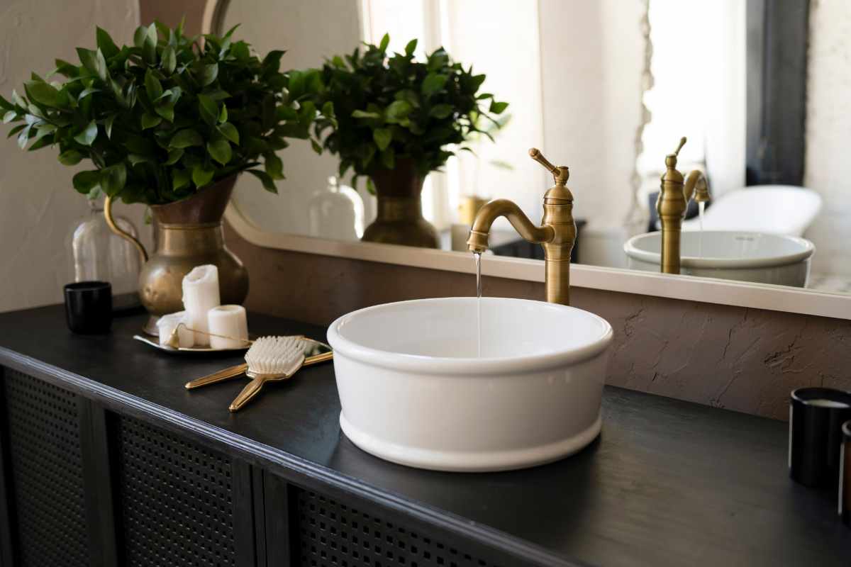 Lavabo da appoggio in ceramica bianca su mensola nera