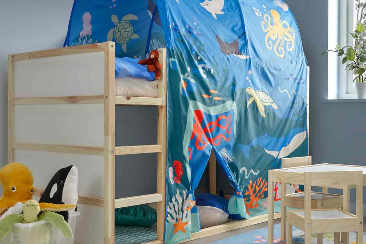 Letto KURA Ikea con tenda superiore e spazio per i giochi dei bambini inferiore