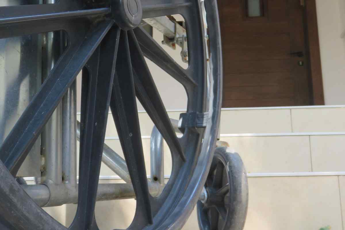 le ruote di una carrozzina davanti alle scale sostituibili con il bonus barriere architettoniche