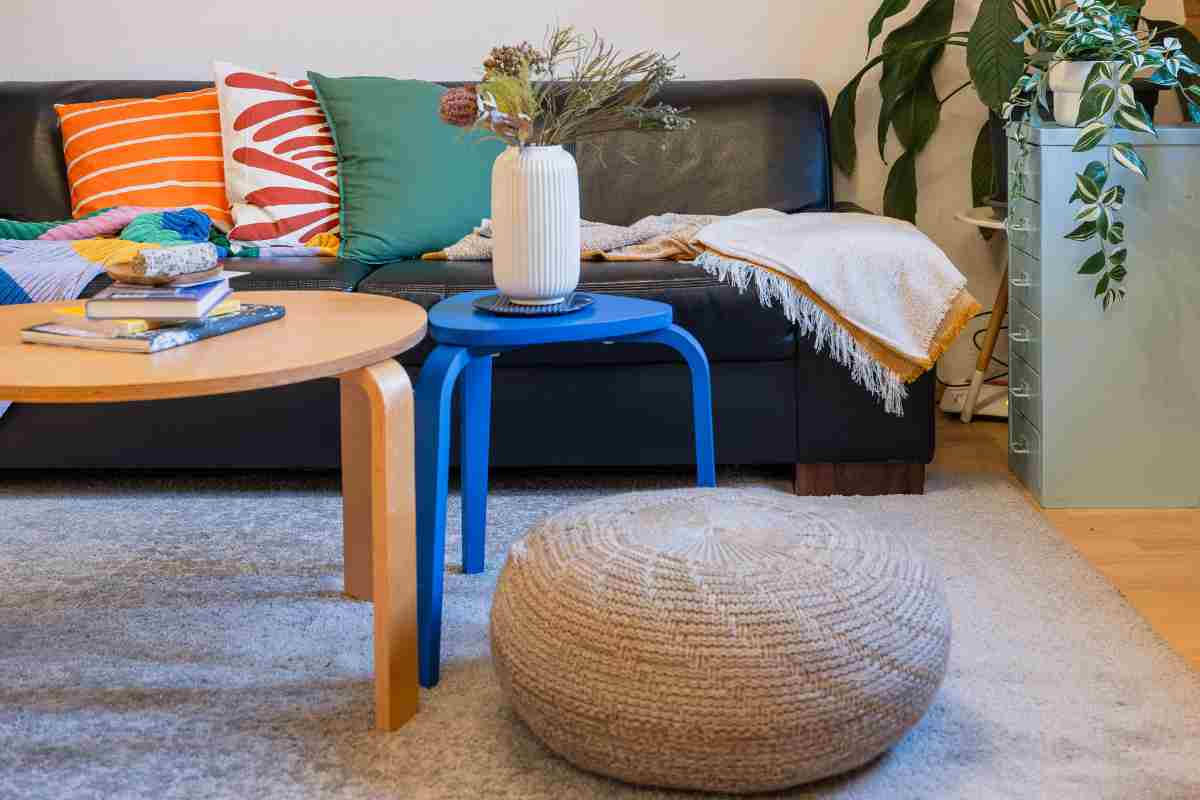 arredi in diversi colori esempio di arredamento mix and match di tendenza