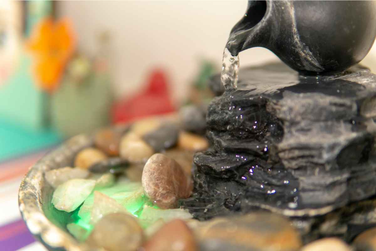 fontana da interno con ciottoli e luci led per creare un ambiente zen in casa