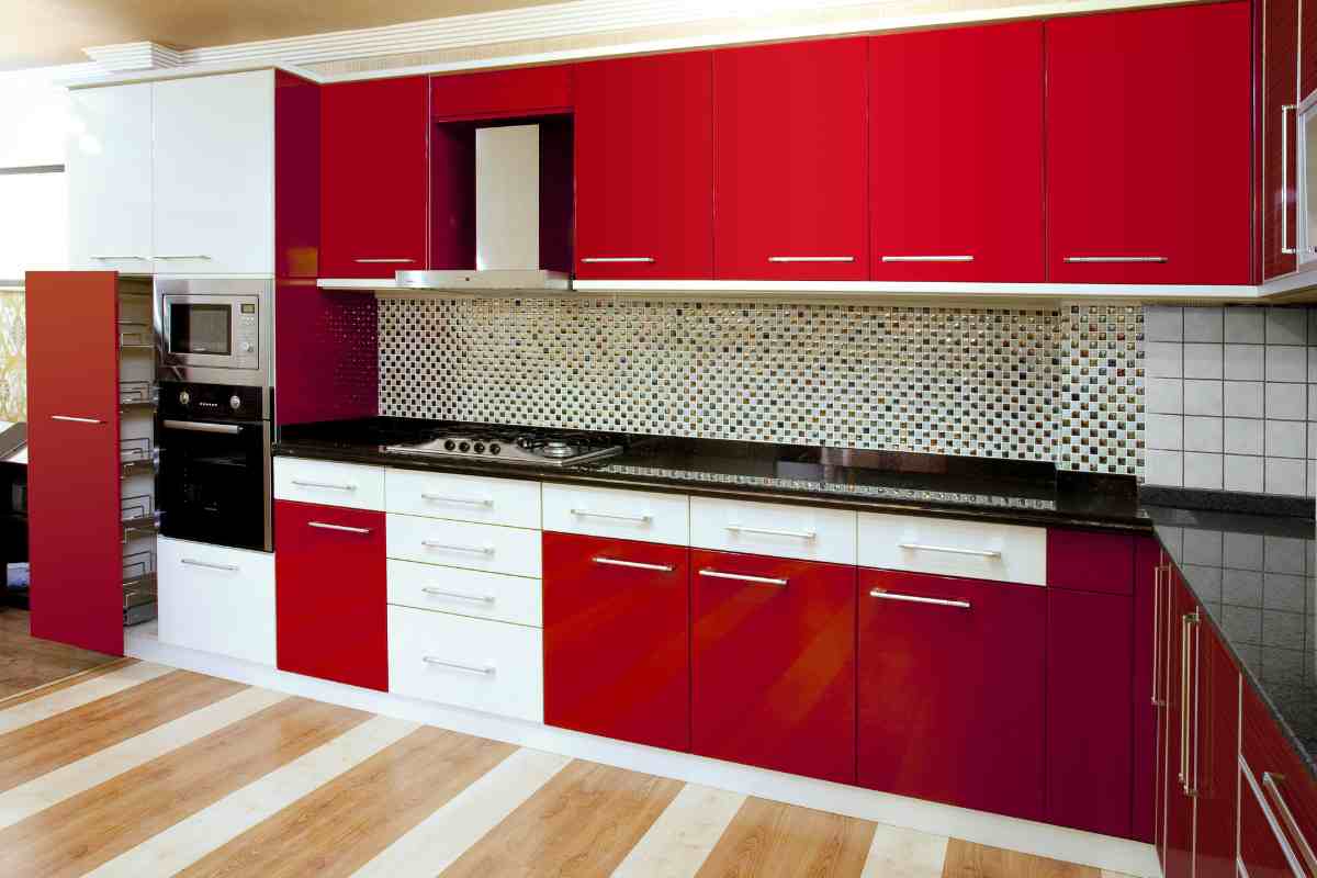 cucina bicolore bianca e rossa