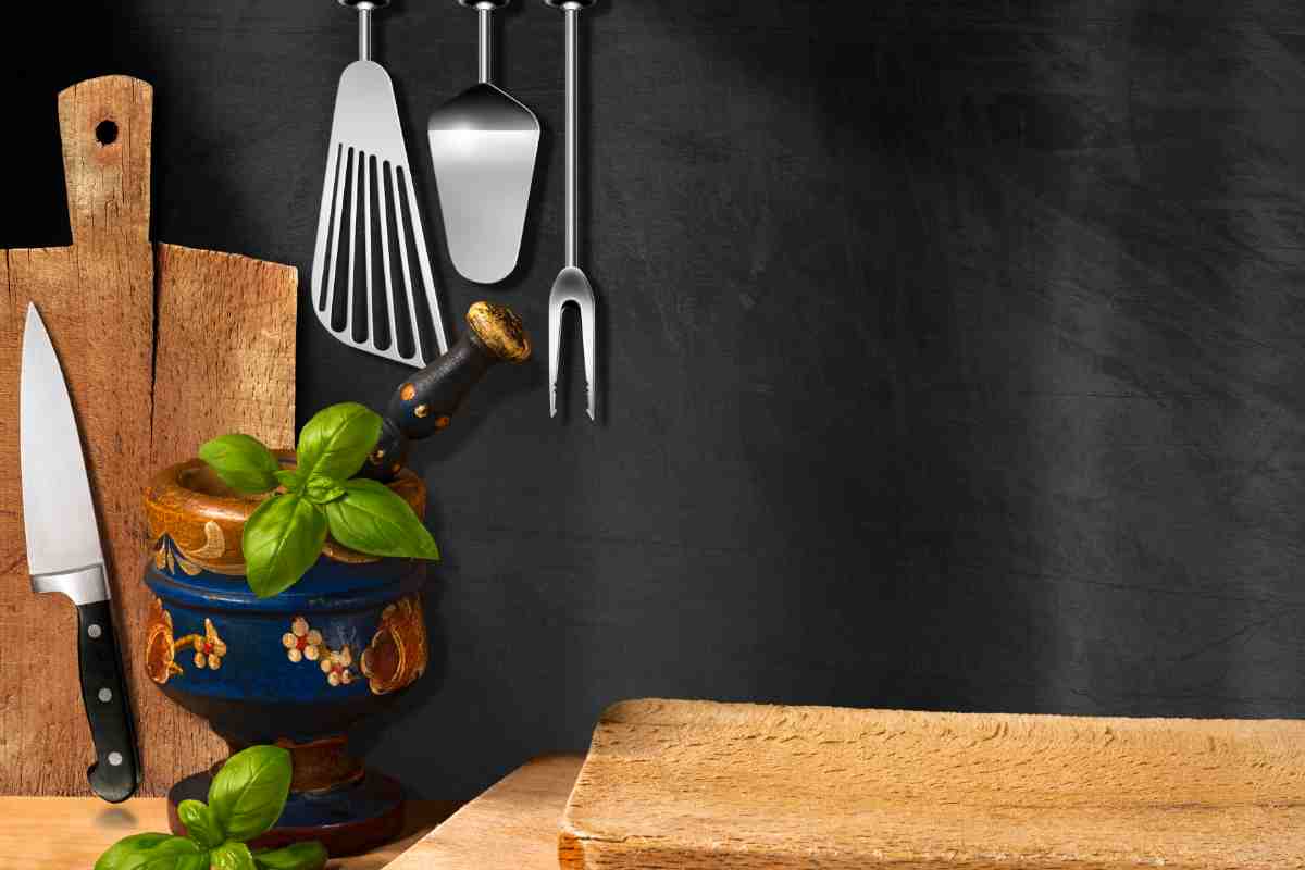 Parete con vernice effetto lavagna in cucina 