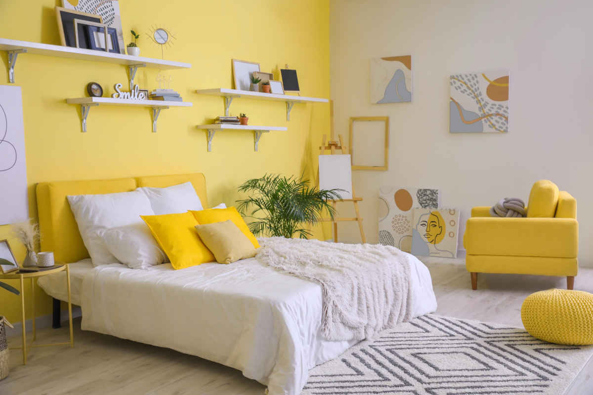 camera da letto con pareti e arredi color giallo illuminating