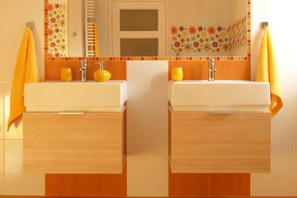 doppio lavabo con colonne sospese e mobili in legno