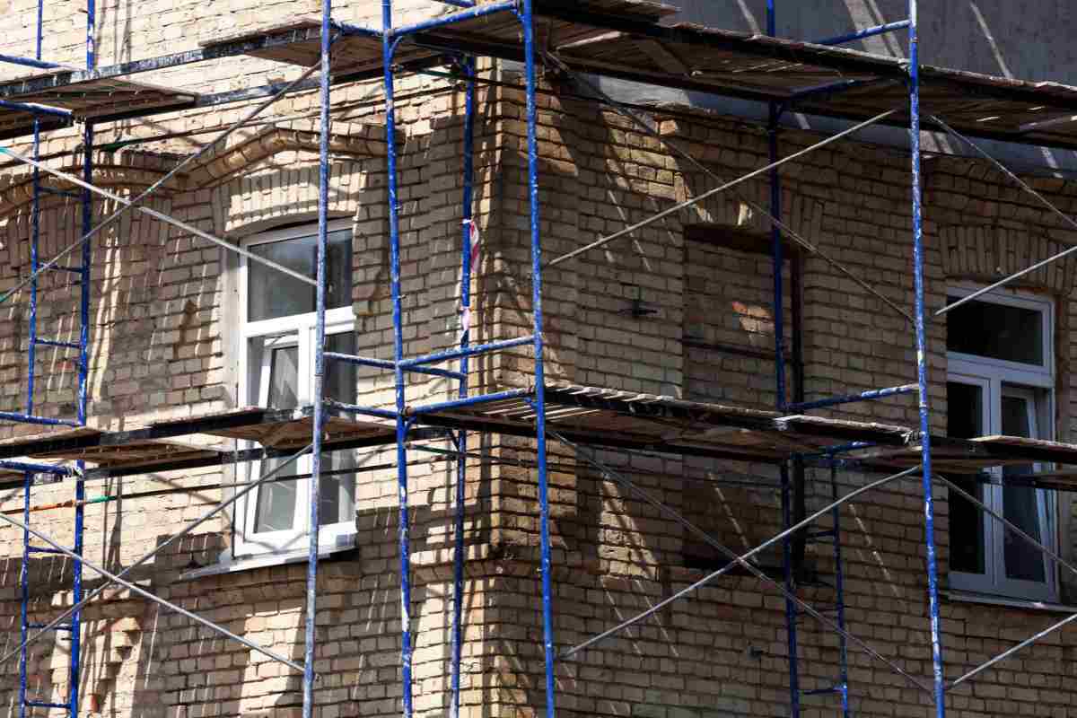 un edificio con impalcature per il restauro