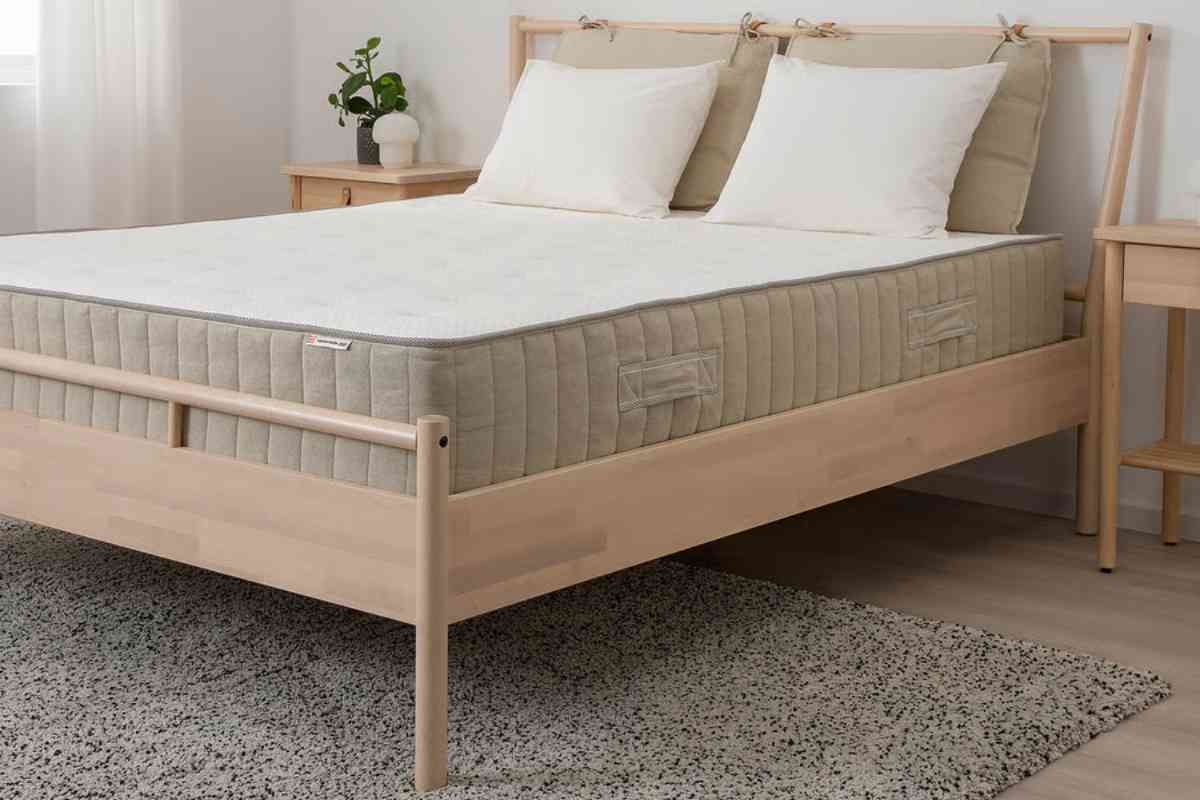 un letto con uno dei migliori materassi ikea recensiti