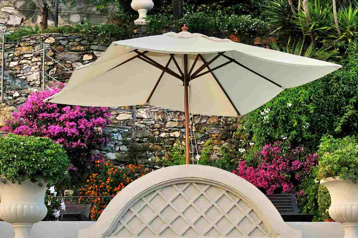 Ombrellone in un giardino in mezzo alle piante