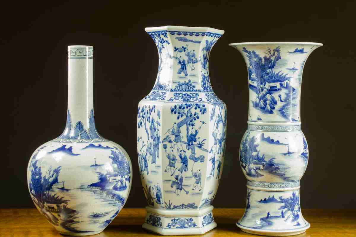 Antichi vasi in porcellana cinese bianca con decorazioni blu