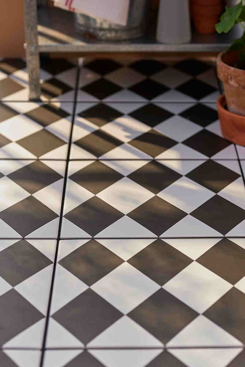 mallsten pavimento esterno ikea bianco e nero a scacchi