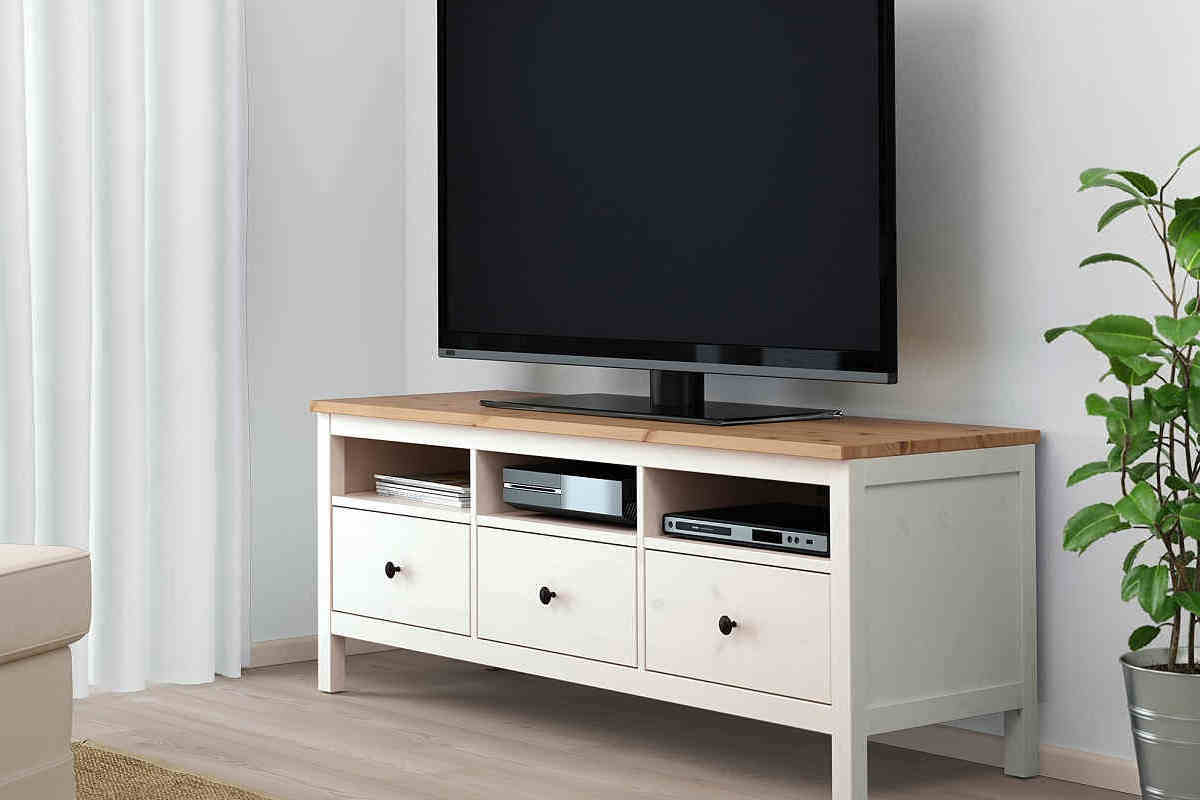 angolo soggiorno con mobile televisione ikea Hemnes