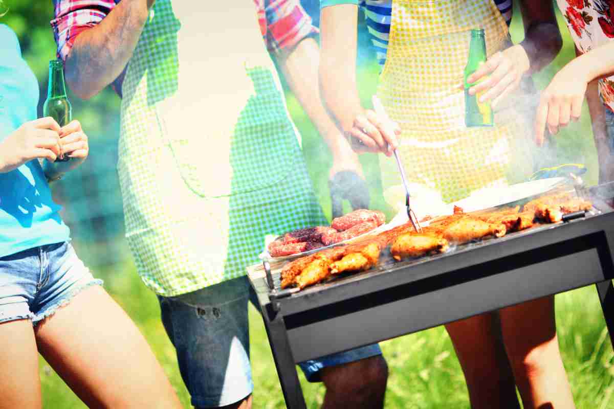 amici intorno al barbecue