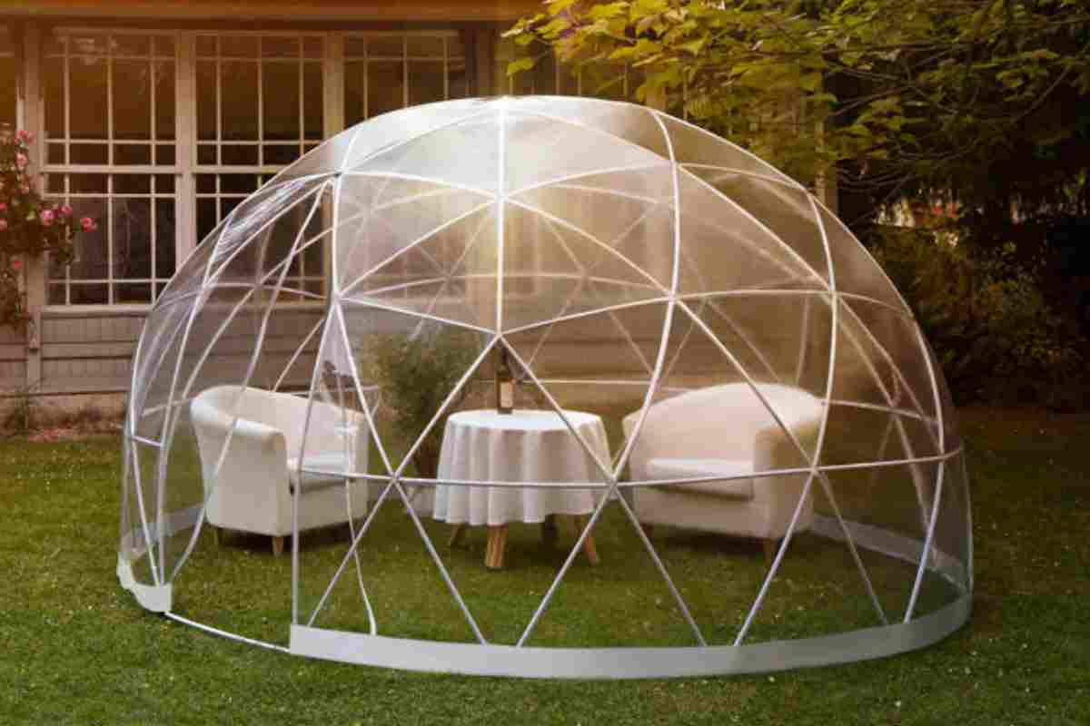 bulă transparentă în formă de igloo în grădină