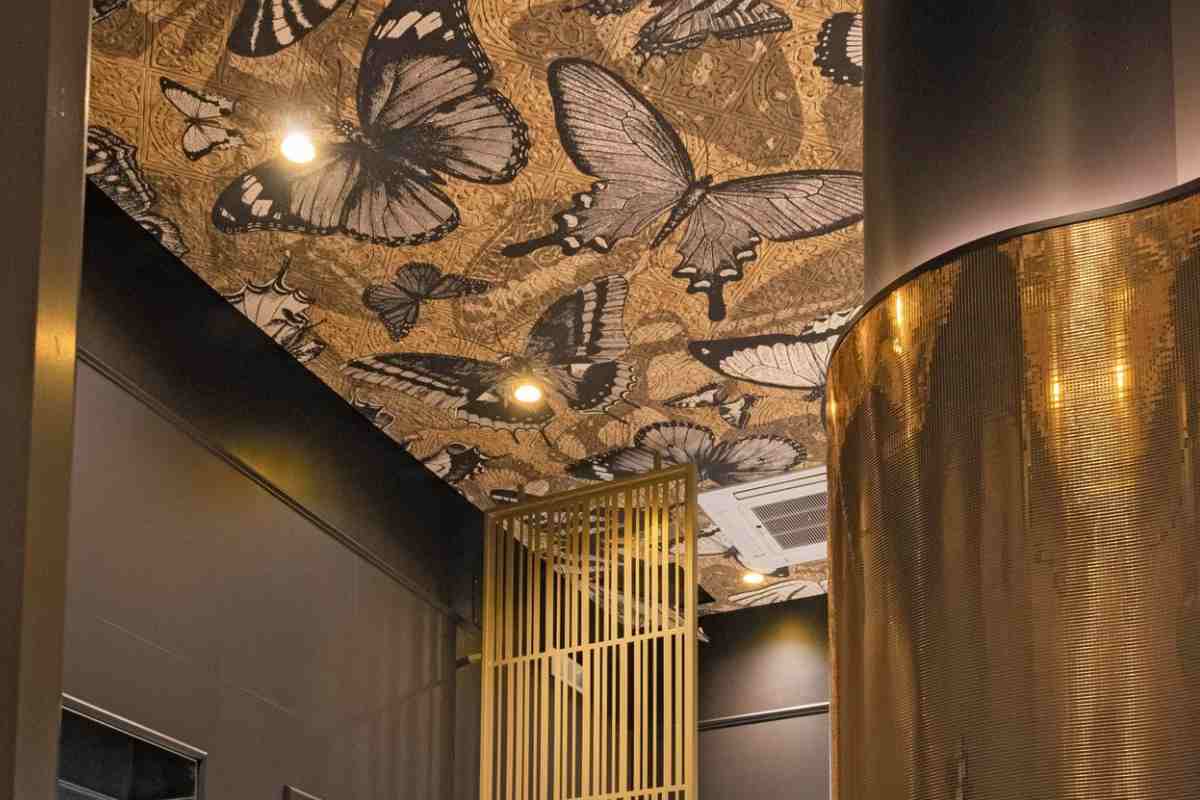 Carta da parati da soffitto con stampa farfalle