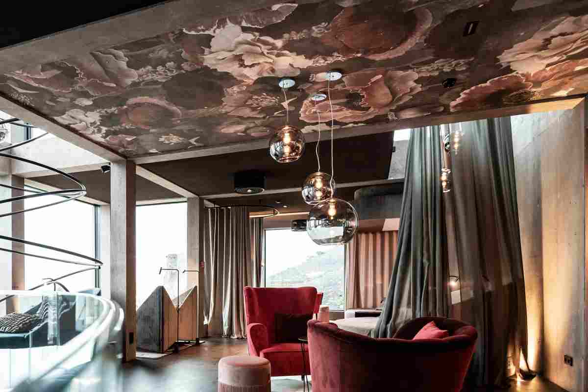 Living con carta da parati floreale sul soffitto