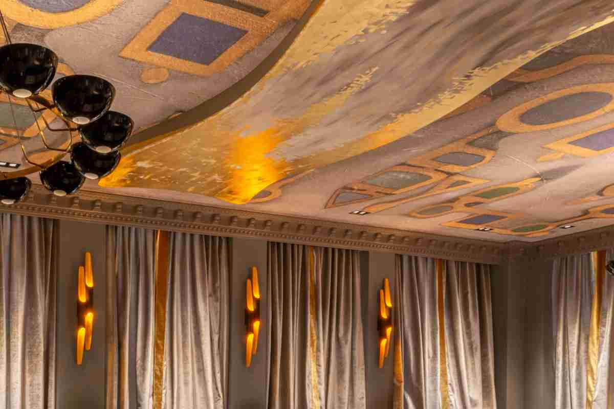 Carta da parati al soffitto con stampa geometrica