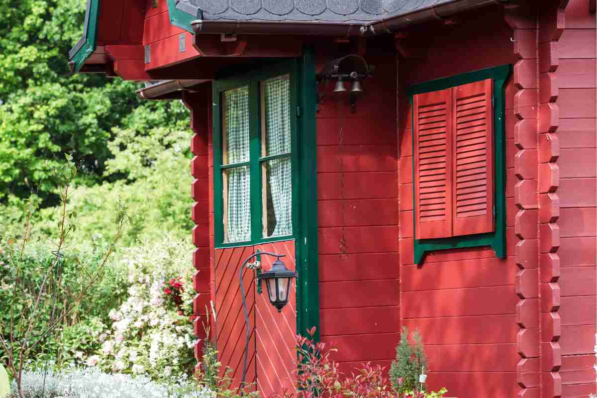 casetta da giardino in legno dipinta di rosso