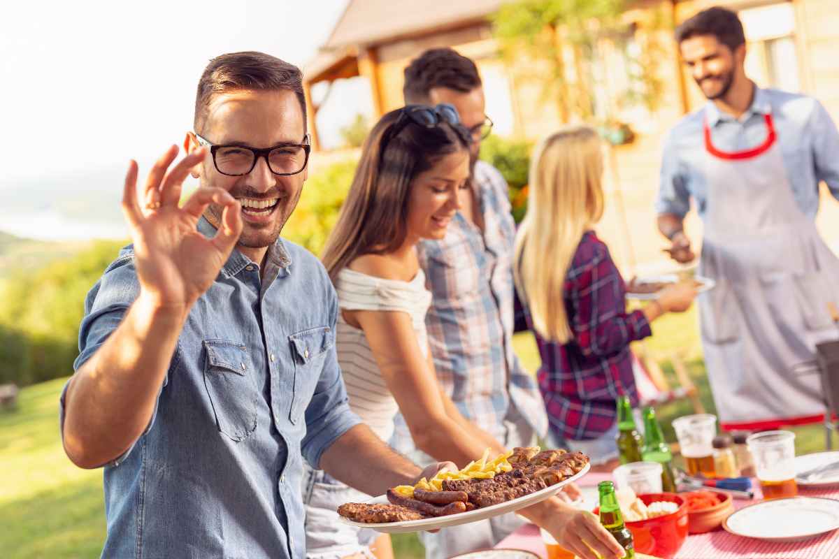 amici in giardino organizzano il barbecue