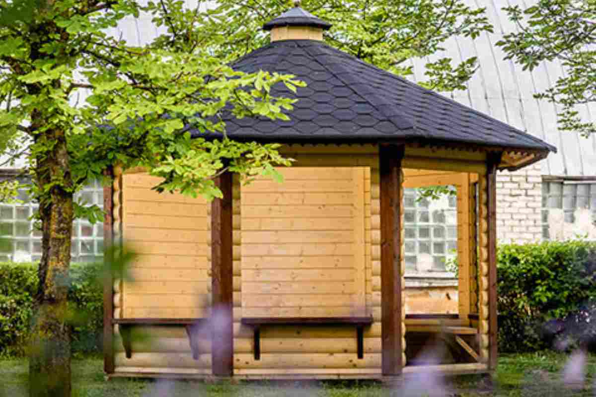 Gazebo in legno chiuso Teti BsVillage in giardino